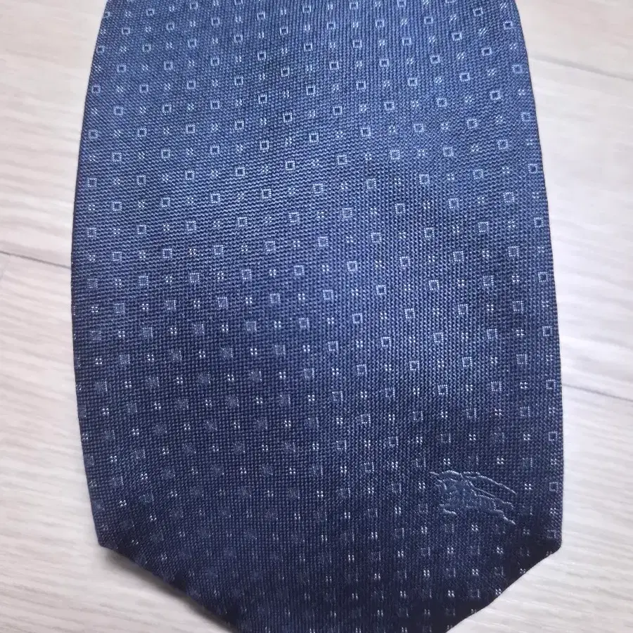 버버리 넥타이 짙은 남색 체크 패턴