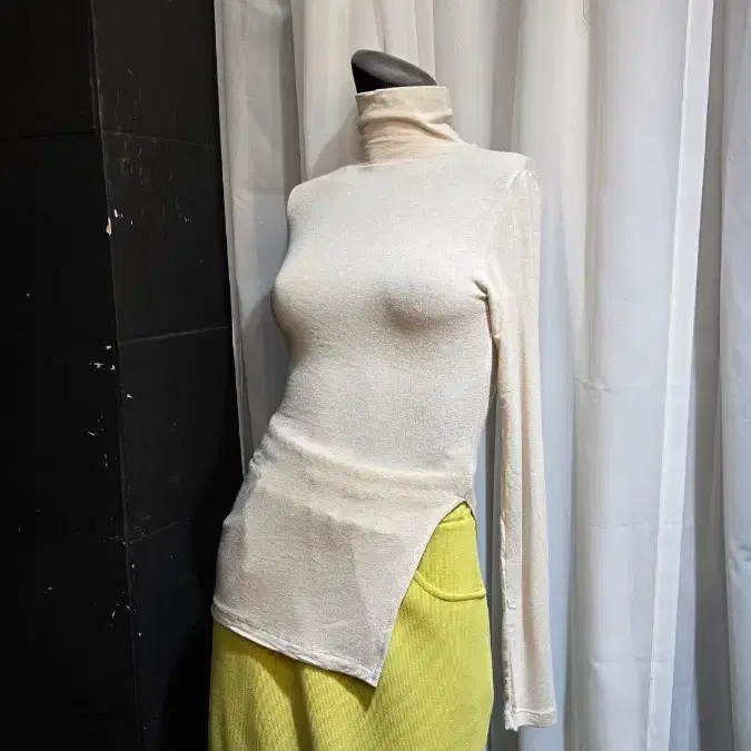 폴라 한쪽슬릿 부드러운 아이보리 긴팔