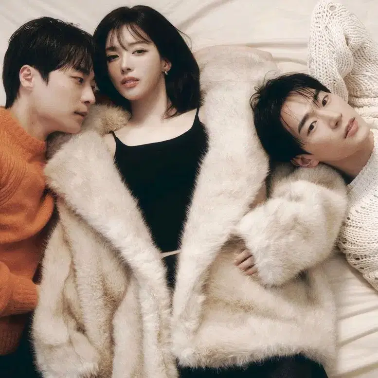 <우주를 줄게>주인공 배인혁님과 노정의님 박서함님 세분의 화보가 실린 하퍼스바자 잡지 양도