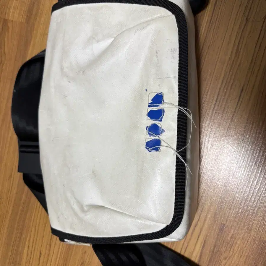 아더에러 트레이스 애드모어 크로스백