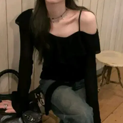 블랙 오프숄더 퍼프 소매 프릴면티셔츠새거