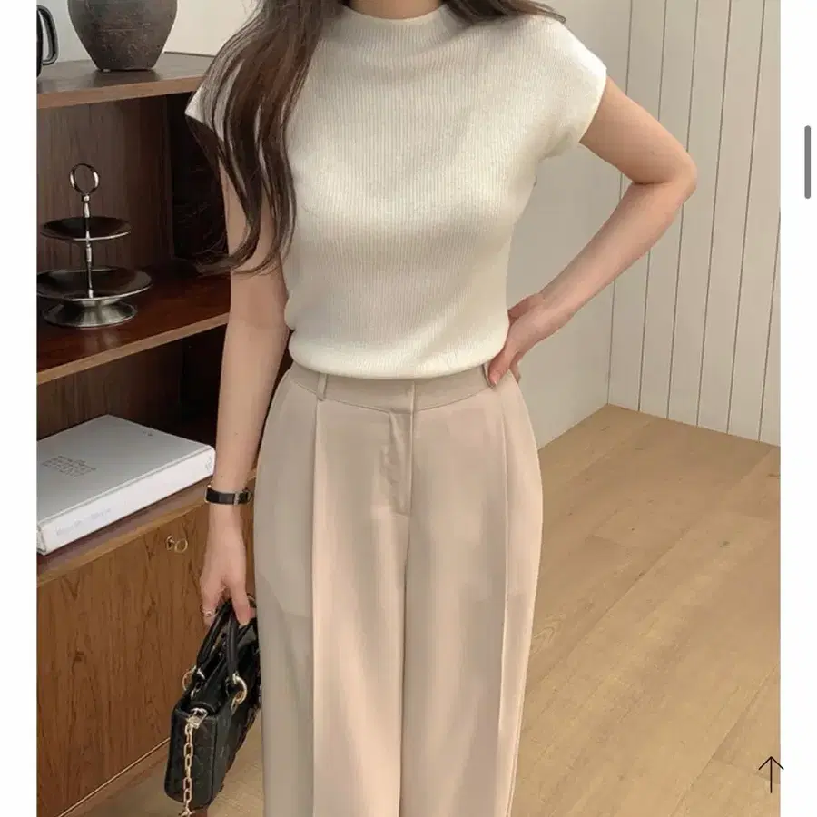 달리호텔 아이보리 반팔니트