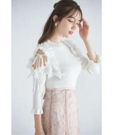 [새상품] tocco 오픈 숄더 어깨 리본 프릴 쉬폰 플리츠 리브 니트