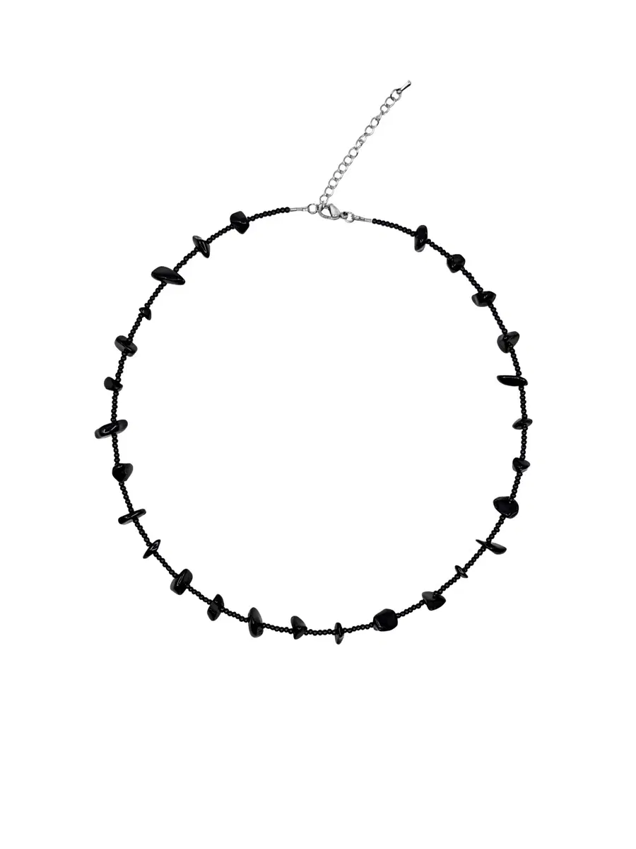 Chippy black necklace