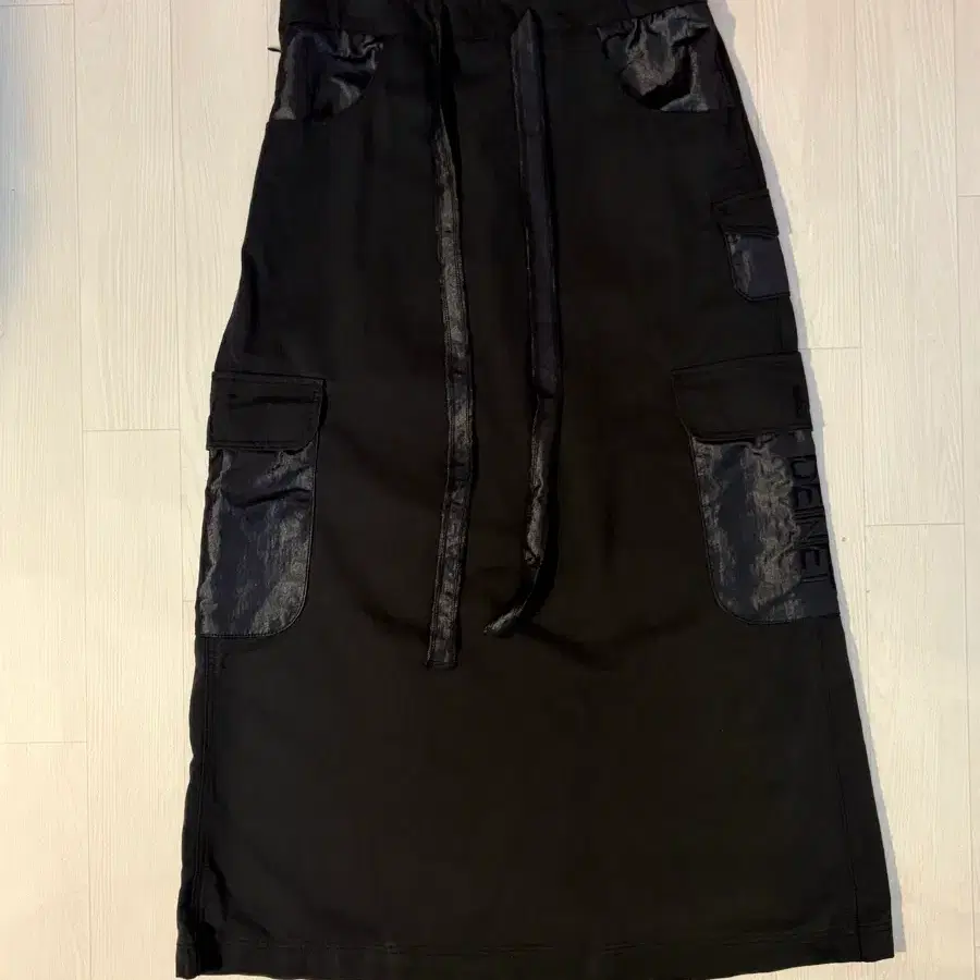 다이닛 포켓 스트링 카고 스커트 블랙(DEINET POCKET STRING CARGO SKIRT IN BLACK)