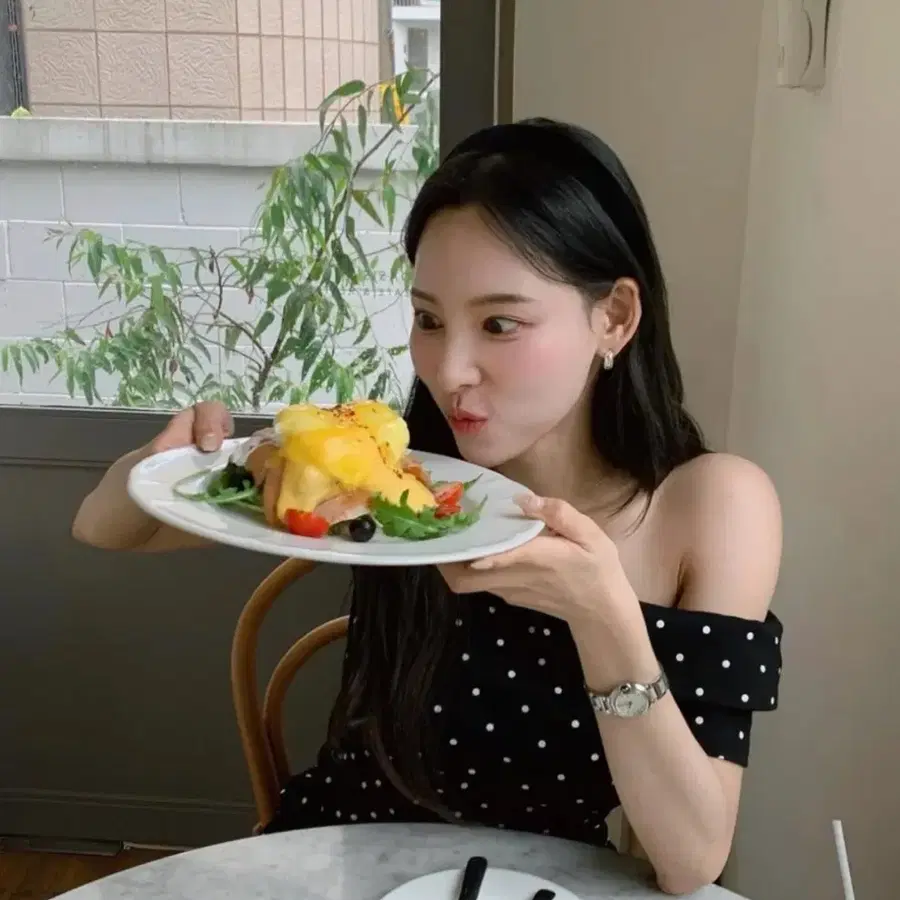 [새상품] 에그카 원오프숄더 도트 미니원피스
