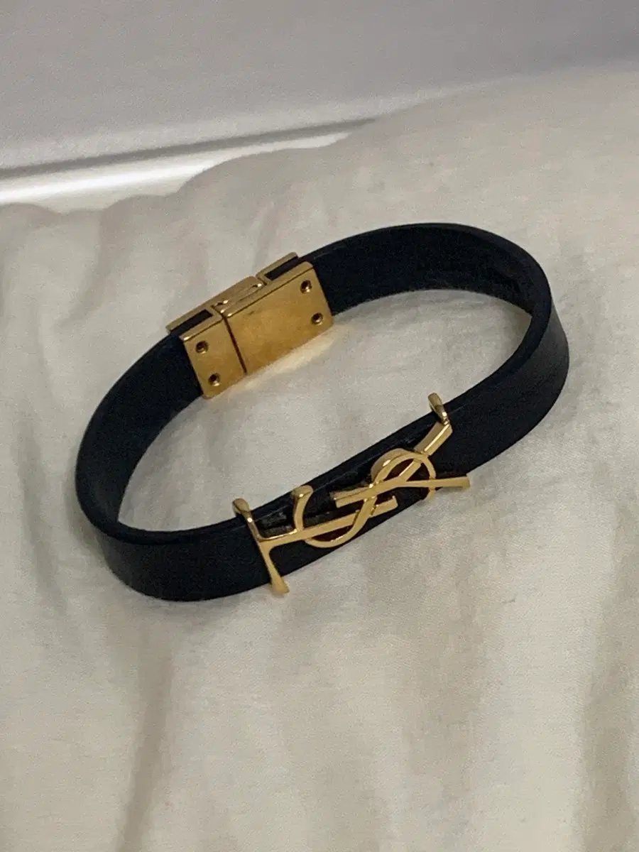 생로랑 YSL 금장 블랙 가죽 팔찌