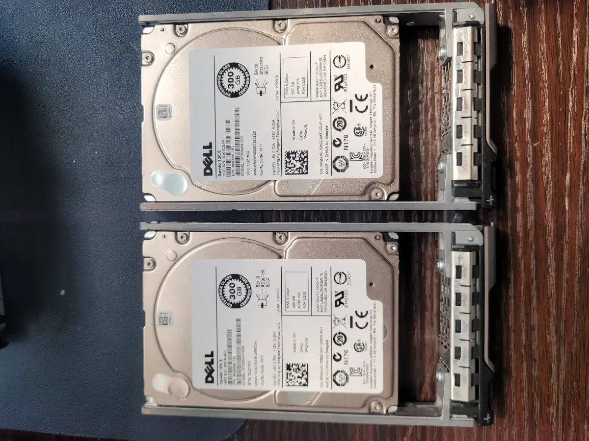 SAS 2.5 300GB 2개 세트 성능100% 상태100%