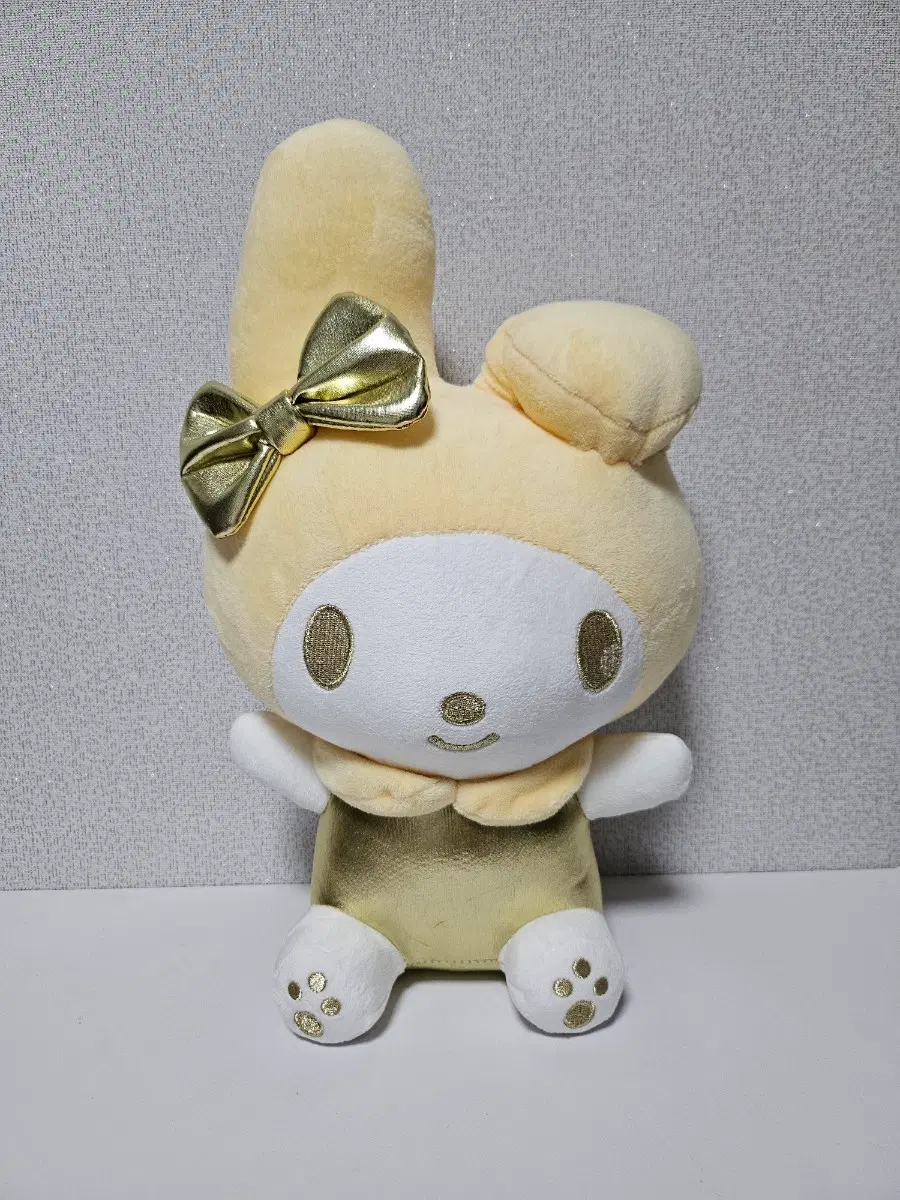 산리오 정품 마이멜로디 금색 리본 멜빵 인형 30cm