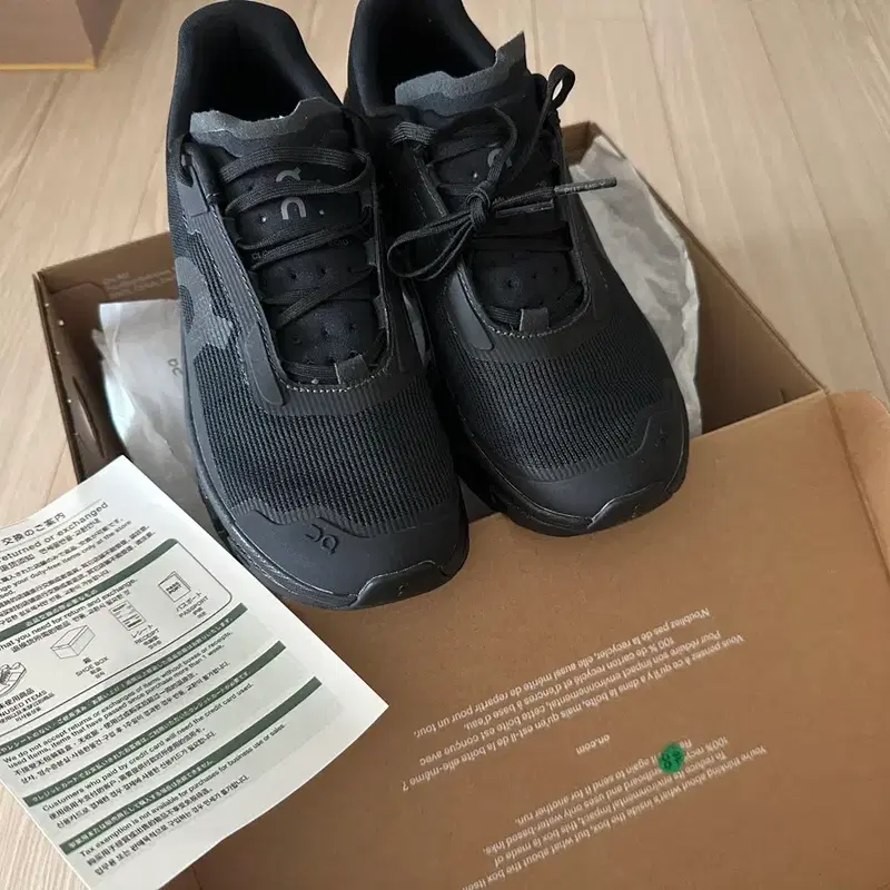 온러닝 클라우드몬스터 보이드블랙 235 새상품