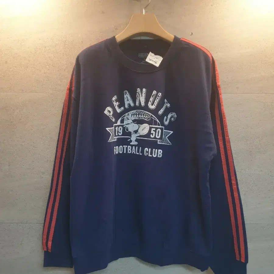 Peanuts Football Club. 스누피 맨투맨. 미착.
