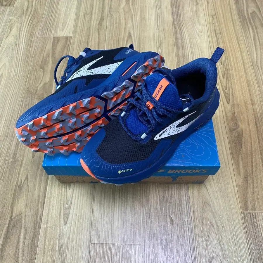 브룩스 캐스캐디아 17 GTX 남성 255mm 새상품 팝니다