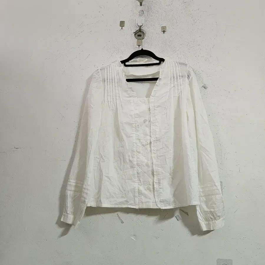 화이트 플레어 블라우스