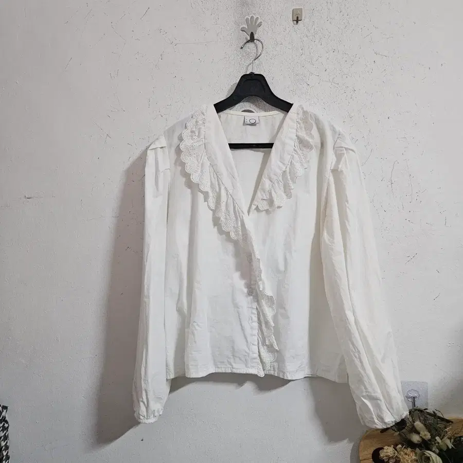 화이트 레이스 블라우스