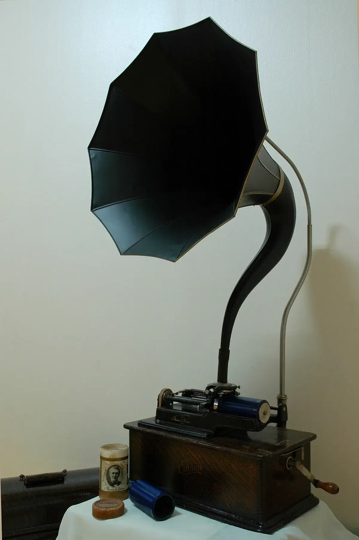 에디슨 축음기(Edison Home Phonograph Model C with a Cygnet horn)