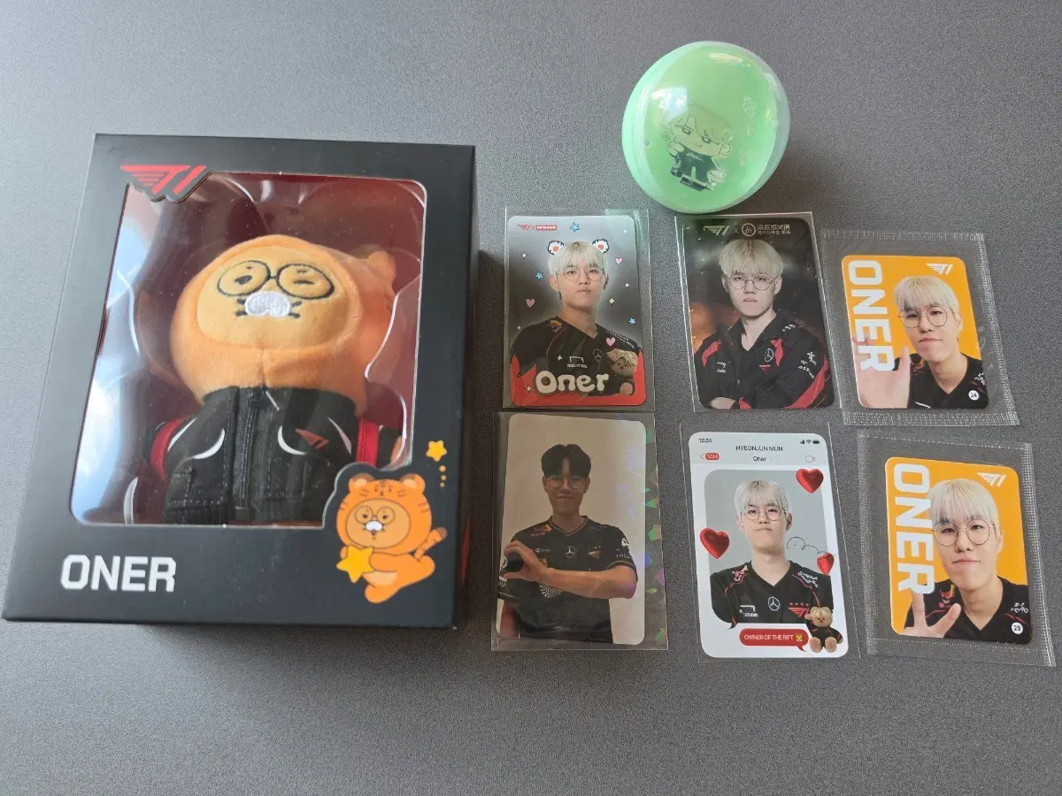 T1 오너 굿즈(춘식이 인형키링, 발렌타인 스탠드, 포카) 일괄