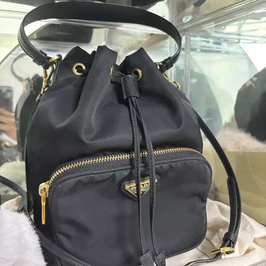 프라다 나일론 버킷백 블랙