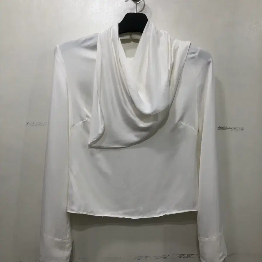 자라 뒷트임 홀터 블라우스