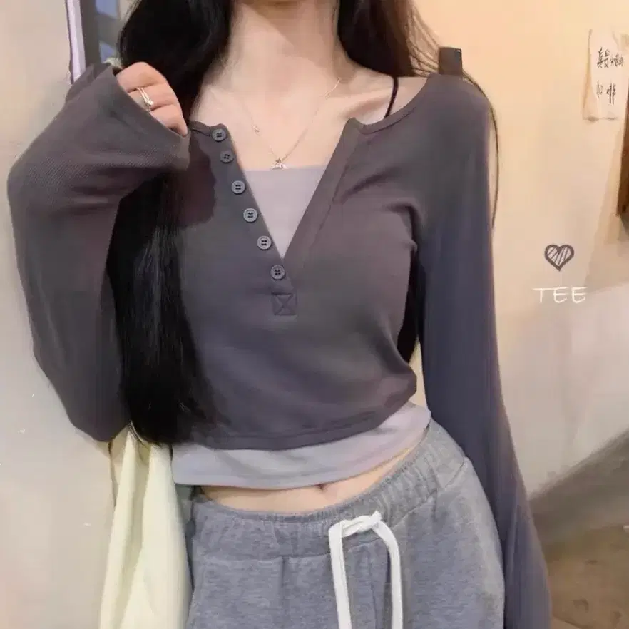 긴팔 단추 크롭 티셔츠