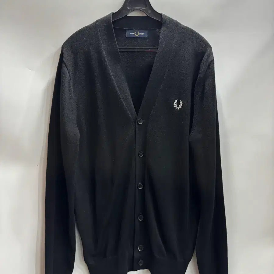 [사이즈 M] 프레드 페리(FRED PERRY) 메리노 울 가디건 블랙 6.5   안녕하세요! 빈티지톤 (남문1호점)입니다. 클래식 캐주얼의 정석, 프레드 페리(FRED PERRY