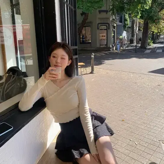 소버마켓 셔링브이넥 긴팔티 화이트