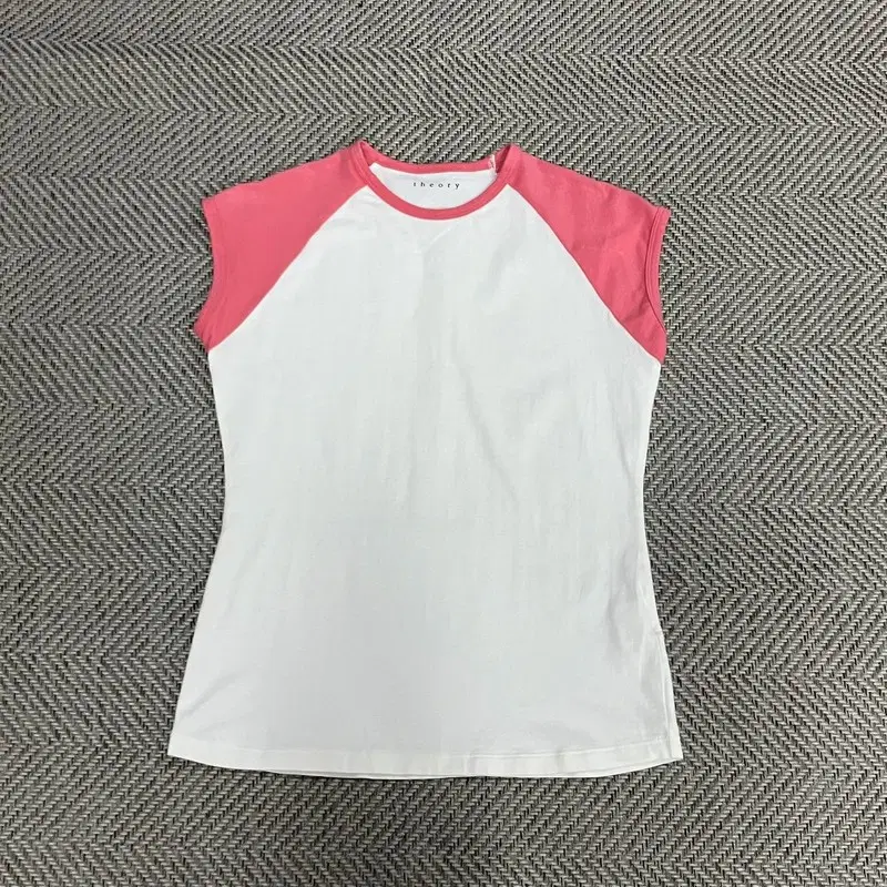 띠어리 배색 래글런 반팔티 v5750
