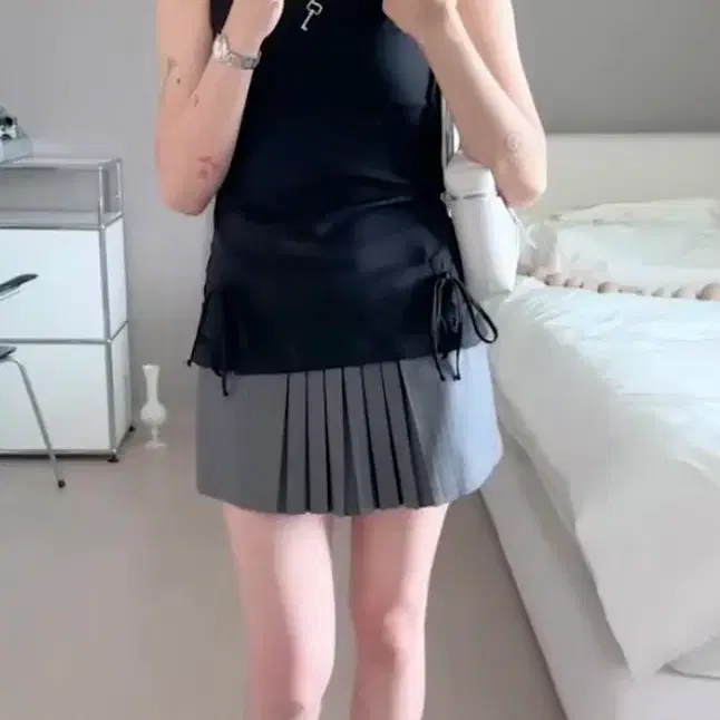 누 nuu CLASSIC LINE CUT SLEEVELESS TOP (유튜버 지안씨 착용)