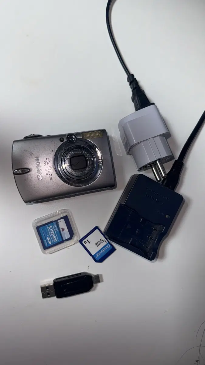 캐논 디지털 IXUS 750 카메라 + 충전기 + SD 카드