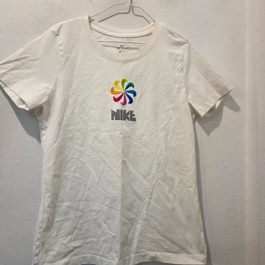 나이키 스우시 반팔티 화이트 가81