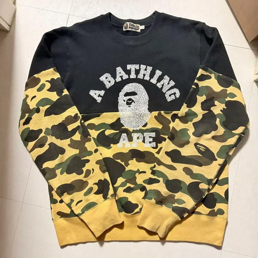 BAPE 맨투맨 베이프 카모패턴 블랙/옐로우 라지사이즈 명품맨투맨