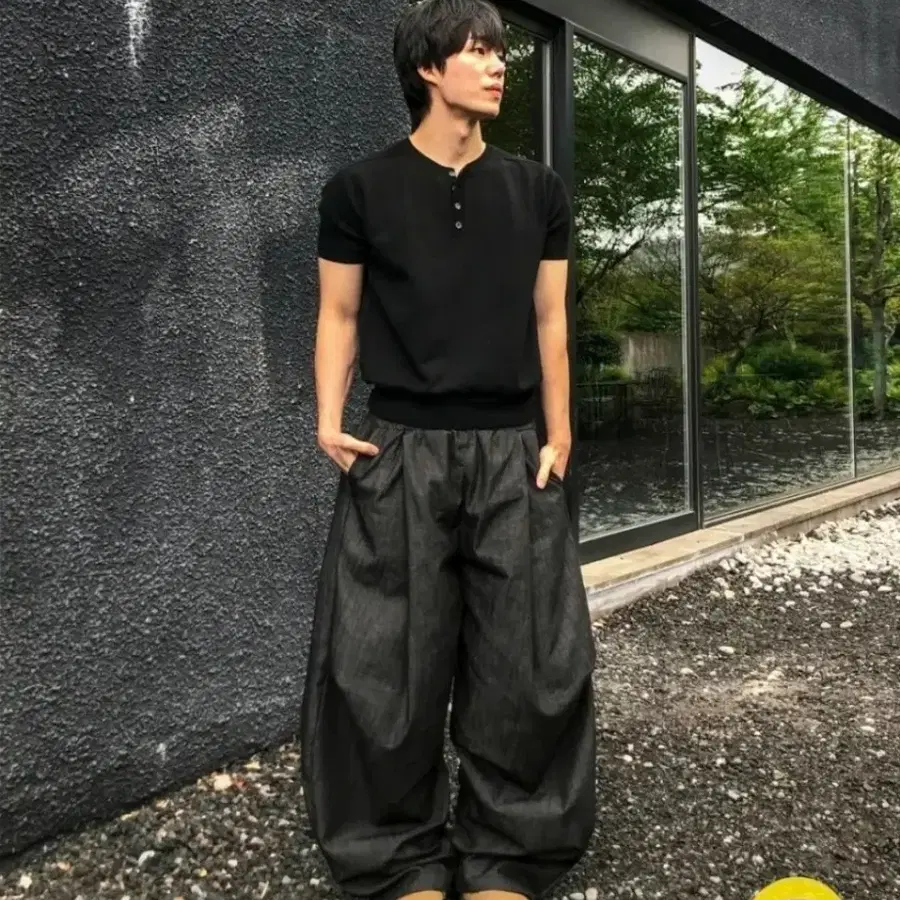 쿠지 핀턱 커브드 데님 팬츠 블랙