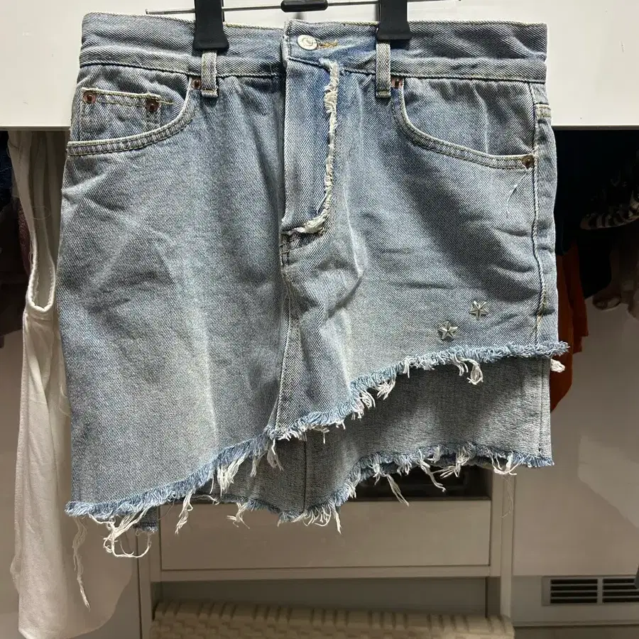 비대칭 레이어드 데님 스커트