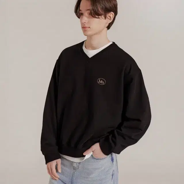 미누미오  브이넥 검정 스웨트셔츠