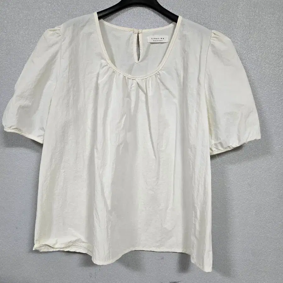 아이보리 나일론 크롭 블라우스 66