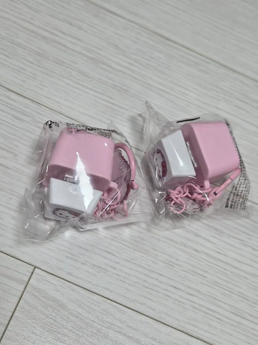 에스네이처 콜라보 헬로키티 키캡키링 2개 일괄판매.