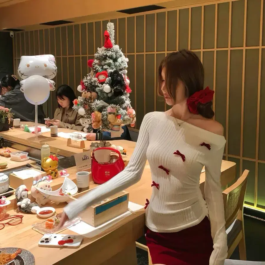 크리스마스 분위기로 입기 좋은 레드&화이트 코디 세트예요