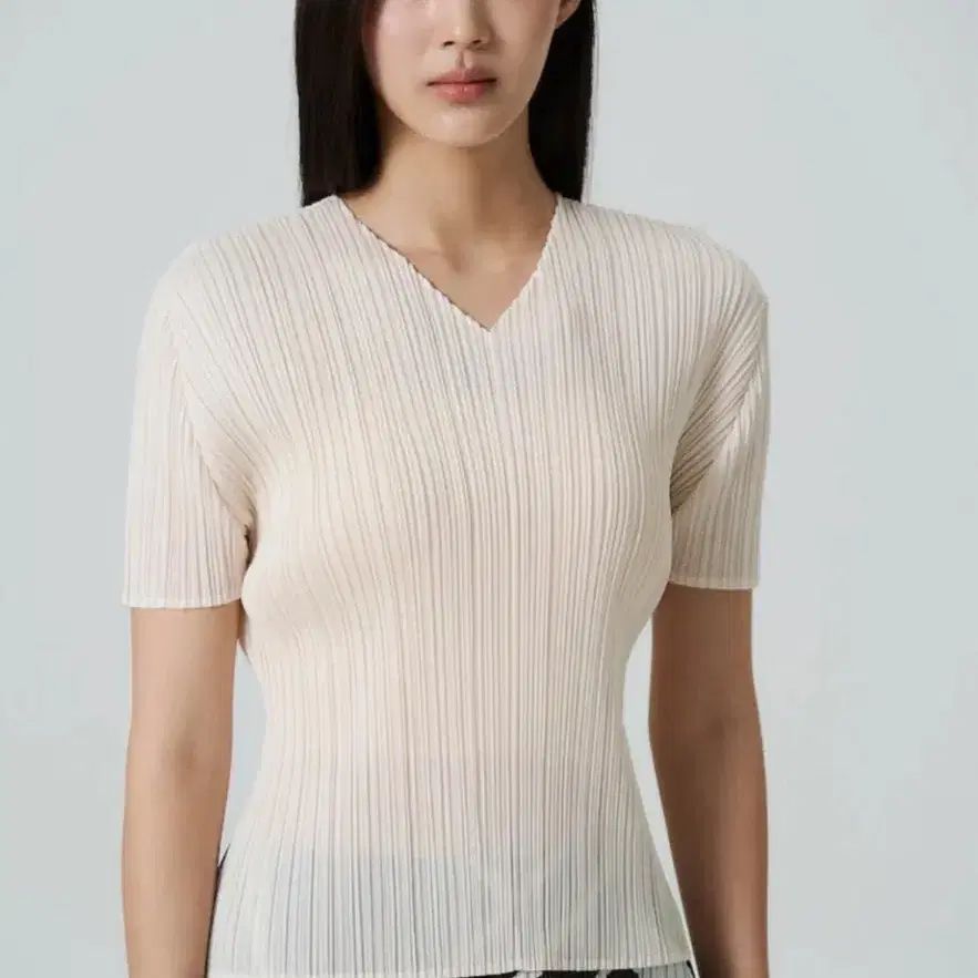 플리츠플리즈 8월 먼슬리 브이넥탑 오프화이트 택 달린 새 상품