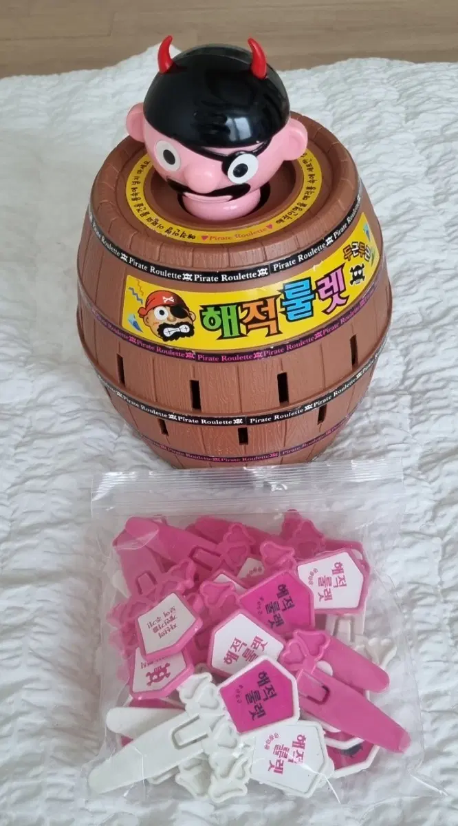 신나는 해적룰렛 게임구성품 모두 있어요아이들과 함께 즐거운 시간을 보내기 좋아요긴장감 넘치는 게임으로 모두가 즐거워할 거예요중고로 사용감있어요