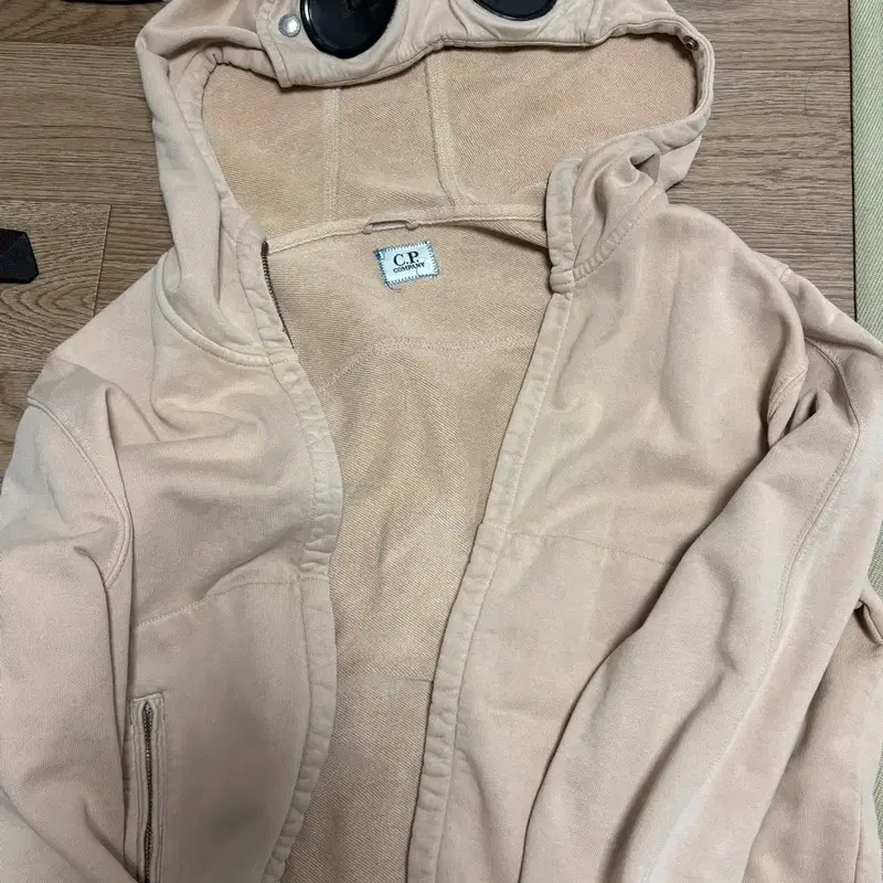 CP컴퍼니 후드집업 베이지