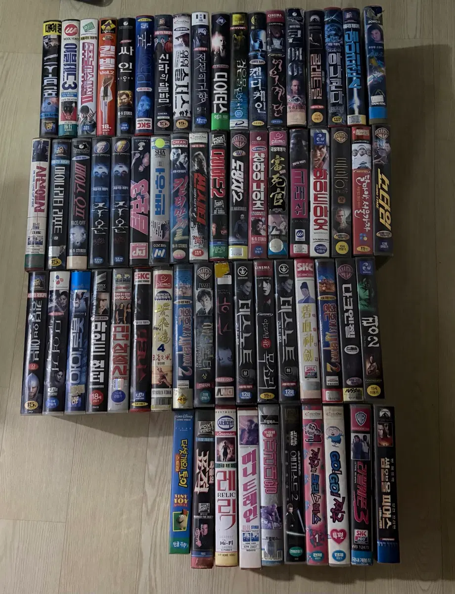 영화 VHS 테이프 다수 (코미디, 액션, 호러 등)