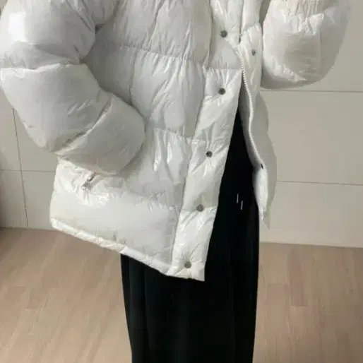 (새상품)유광 글로시 하프패딩