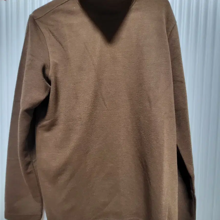 커스텀멜로우 브라운 목폴라 긴팔 티셔츠