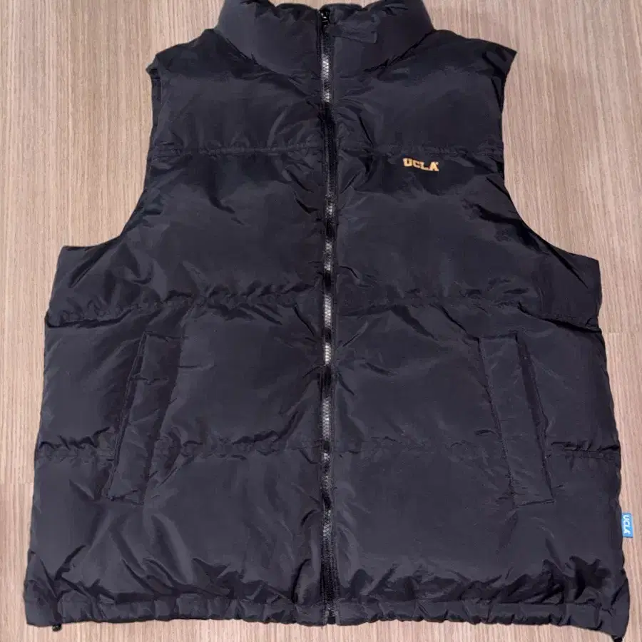 UCLA 블랙 패딩 조끼 XL