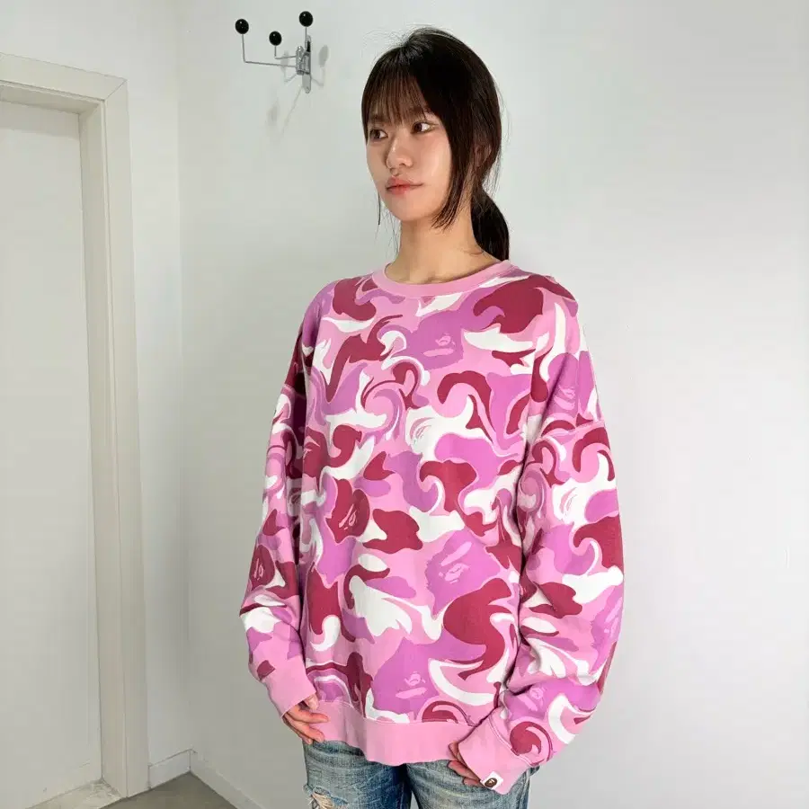 베이프 핑크 카모 맨투맨 티셔츠