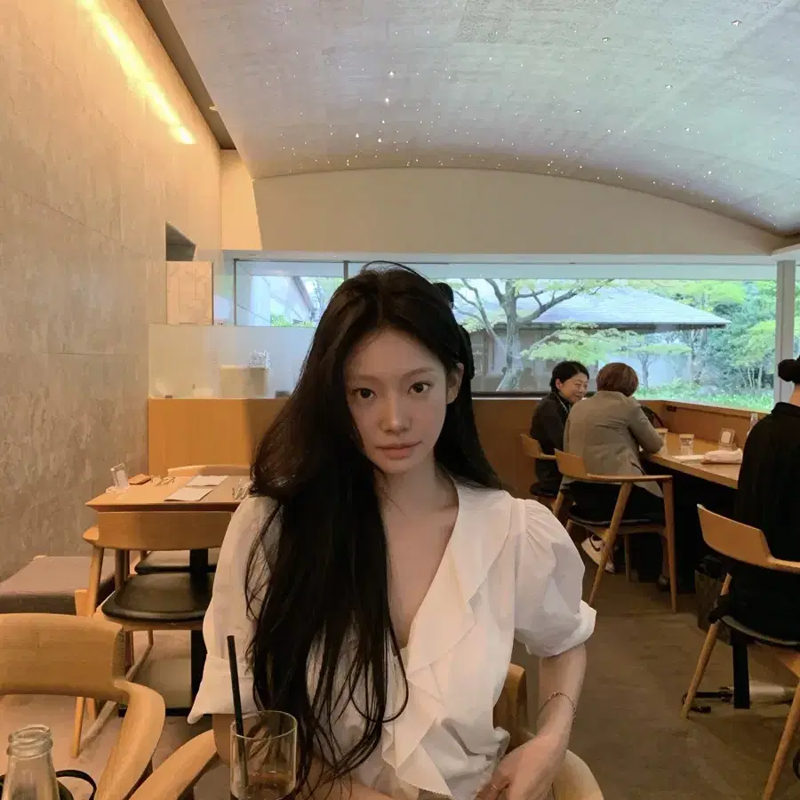 Leeds 리즈 이븐 러플 블라우스