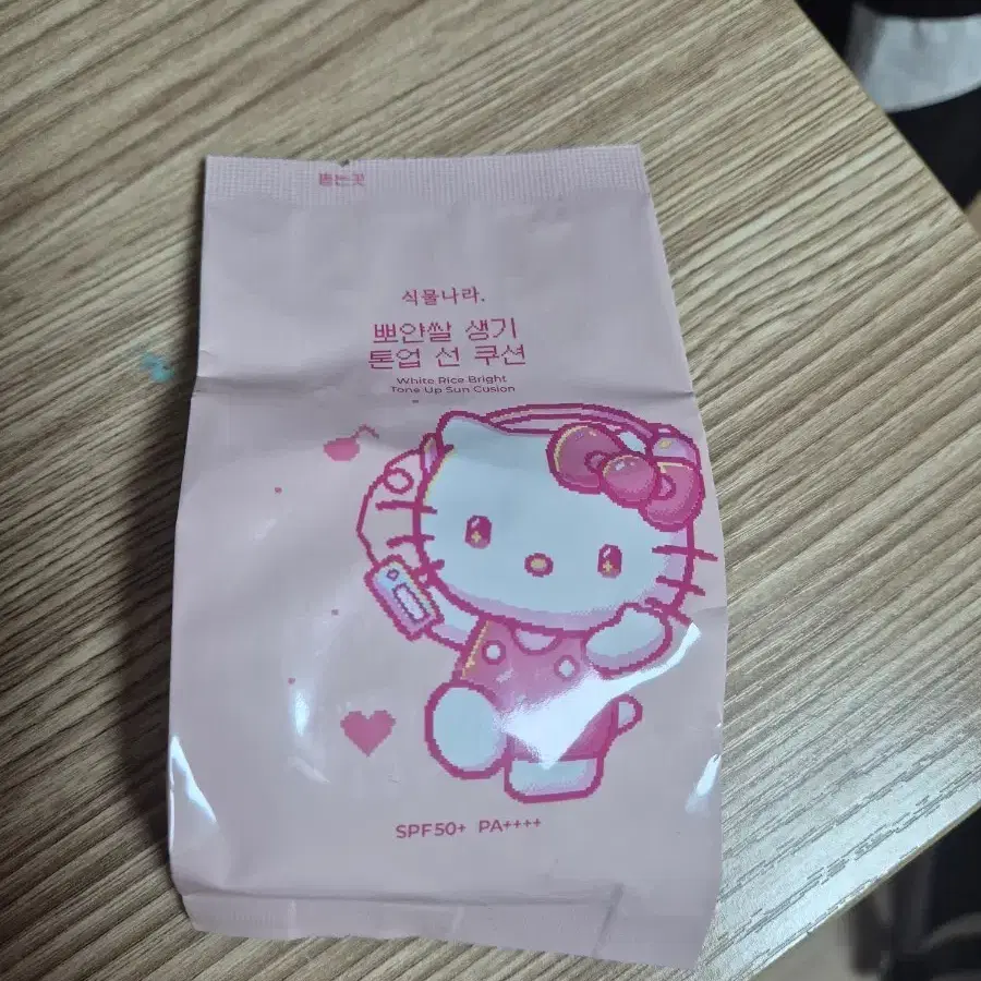 식물나라 뽀얀쌀 생기 톤업 선 쿠션 헬로키티 에디션