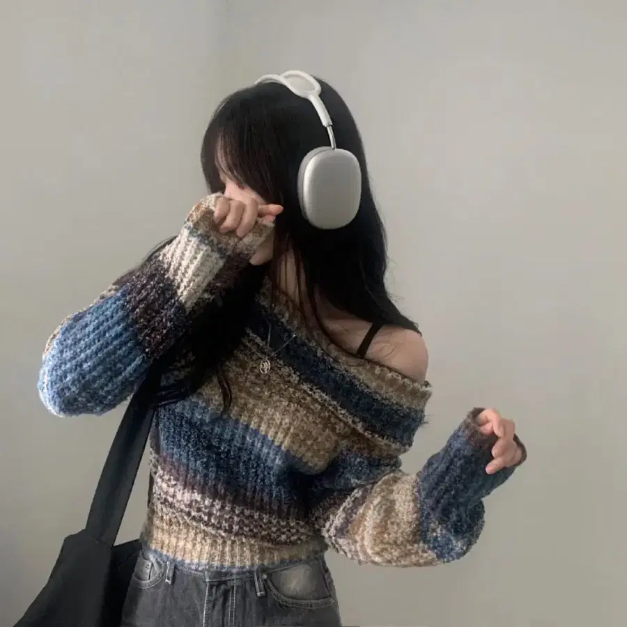 카라멜 블루 보카시 그라데이션 오프숄더 니트