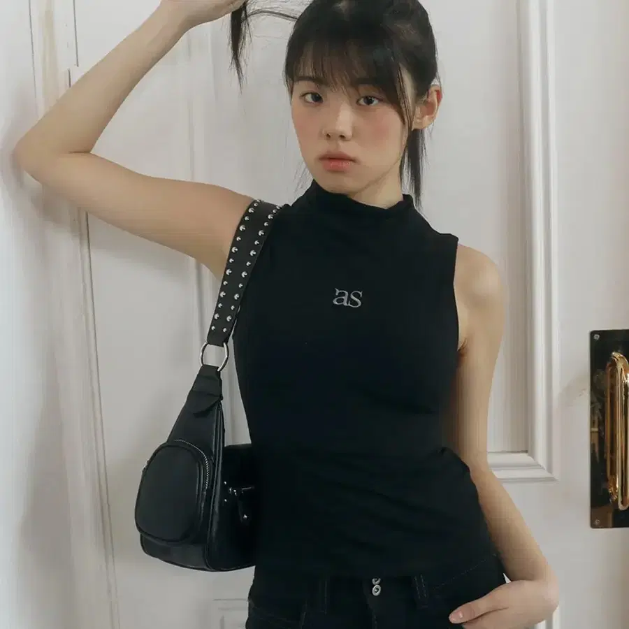 애즈온 허쉬 하이넥 슬리브리스 블랙