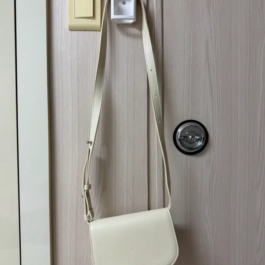 아이보리 숄더백