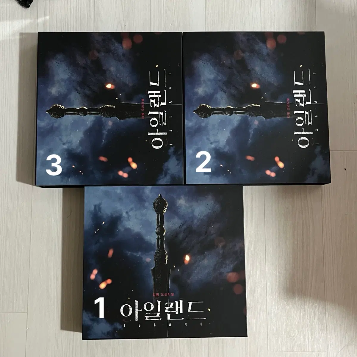 티빙 아일랜드 굿즈 박스 (김남길 아크릴 2개, 이다희 아크릴 1개)
